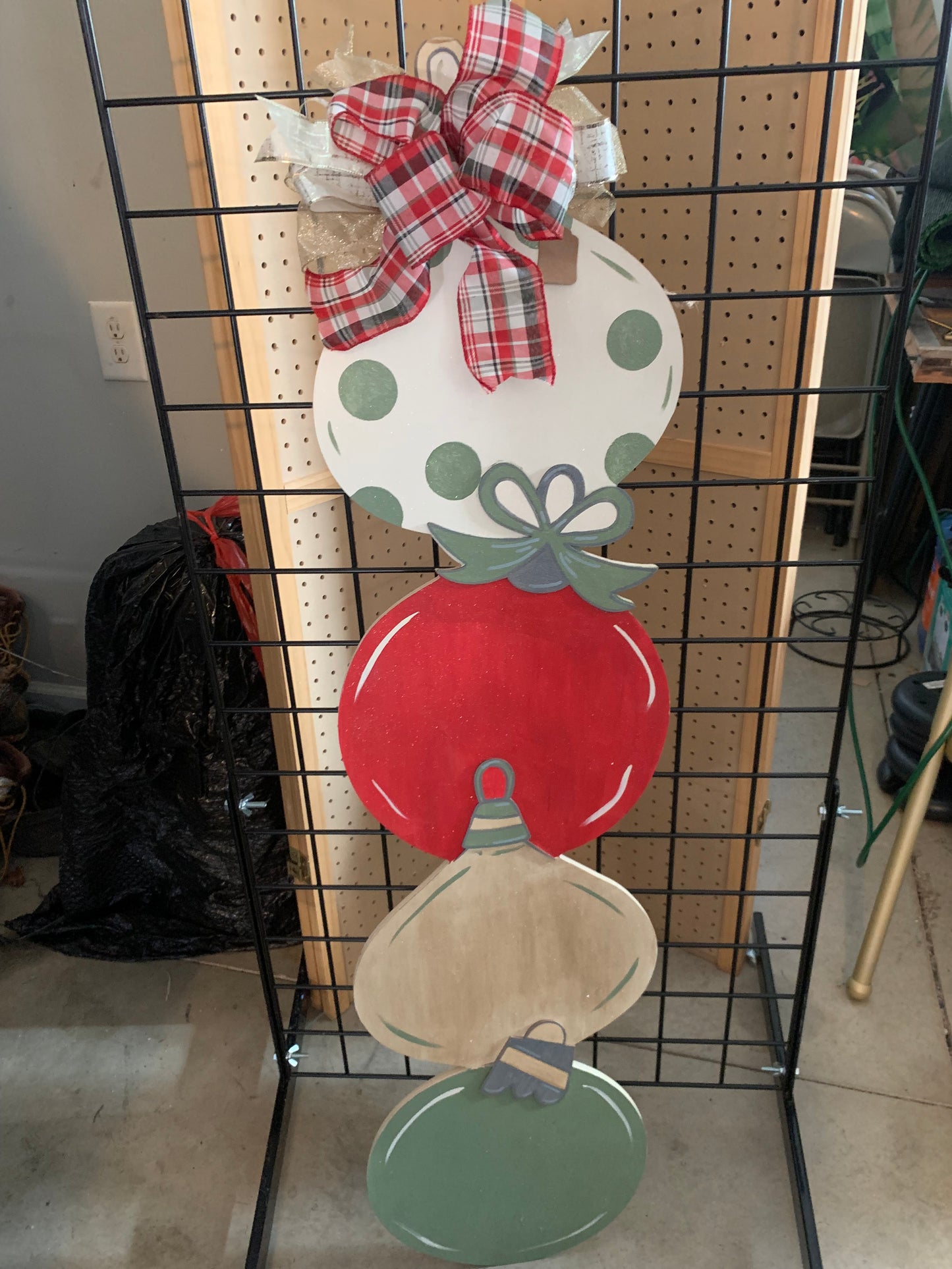 Stack ornament leaner