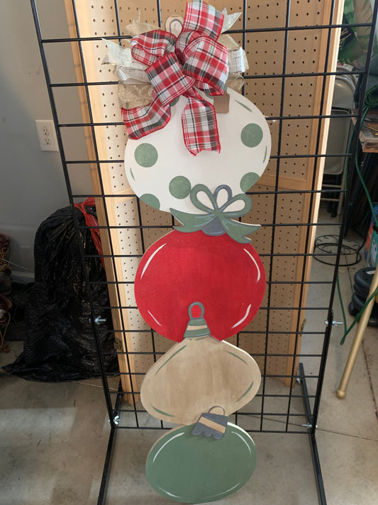 Stack ornament leaner