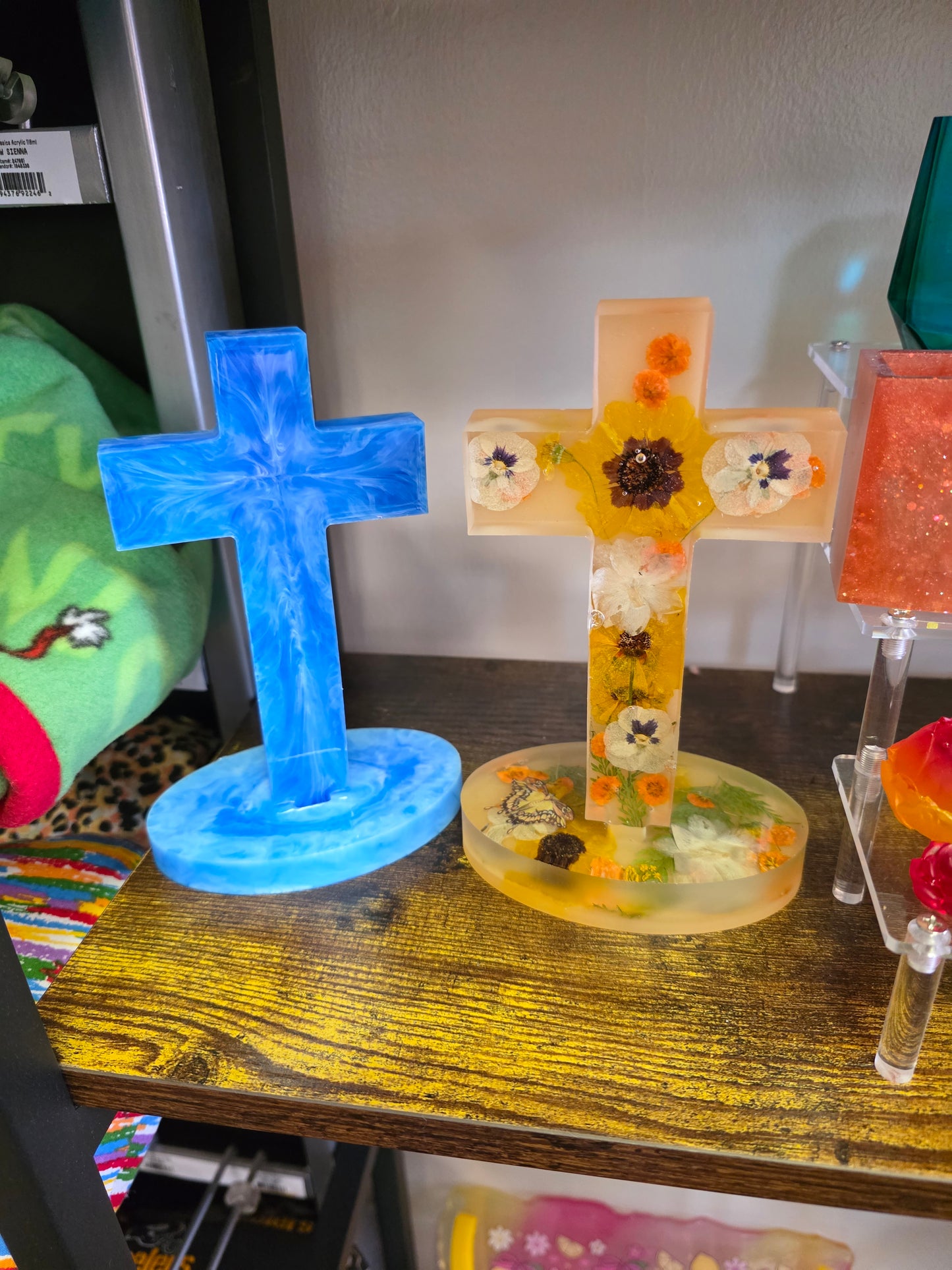 Resin cross